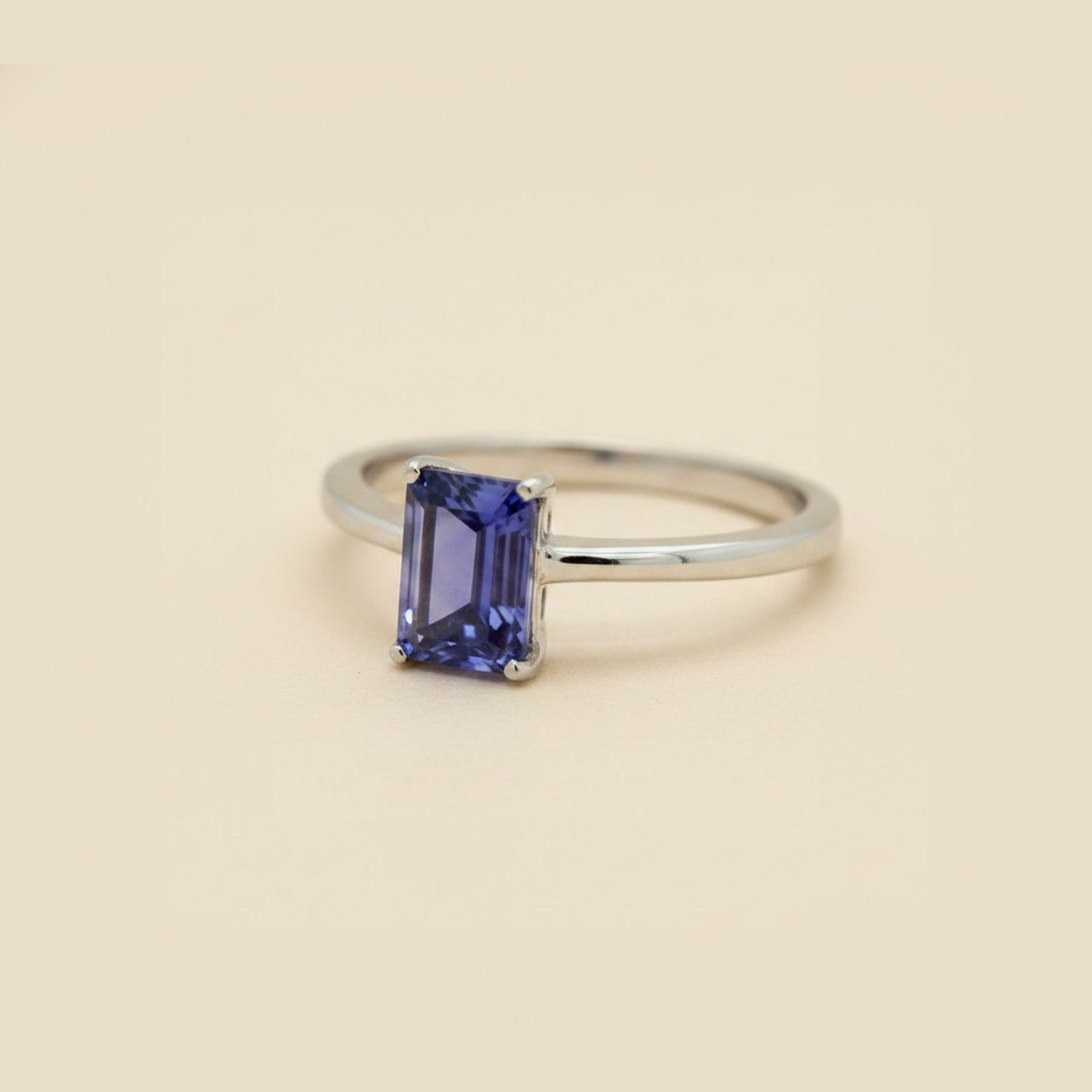 18k White Gold Tanzanite Solitaire Ring